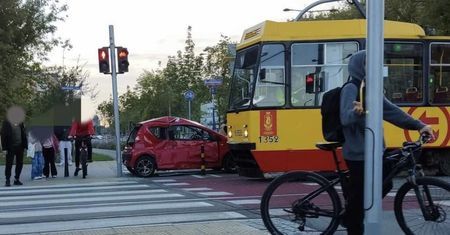 Warszawa: Zderzenie tramwaju z autem. Jedna osoba ranna