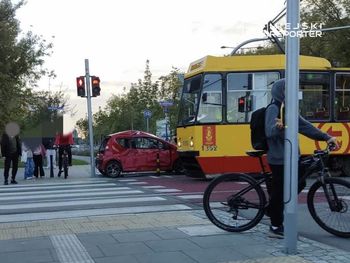 Warszawa: Zderzenie tramwaju z autem. Jedna osoba ranna