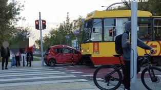 Warszawa: Zderzenie tramwaju z autem. Jedna osoba ranna