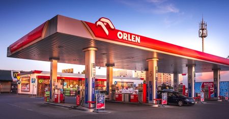 Orlen. 8 tys. zł pensji, ale jest warunek: przeprowadzka i znajomość niemieckiego