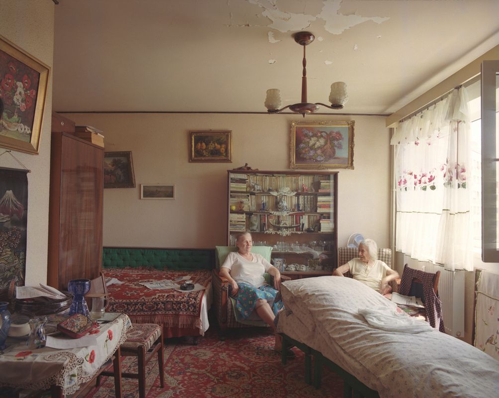 10 pięter i 10 różnych żyć w projekcie rumuńskiego fotografa Bogdana Girbovana 9