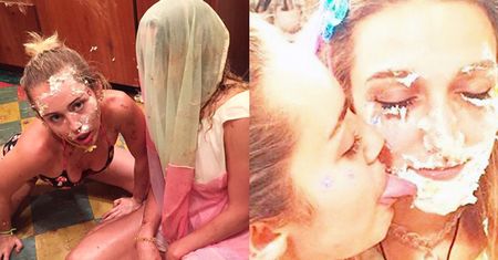 Miley Cyrus zlizuje śmietanę z twarzy koleżanki (FOTO)