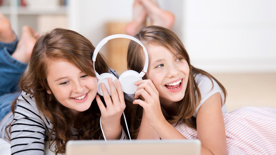 Nastolatki spędzają za dużo czasu w internecie 