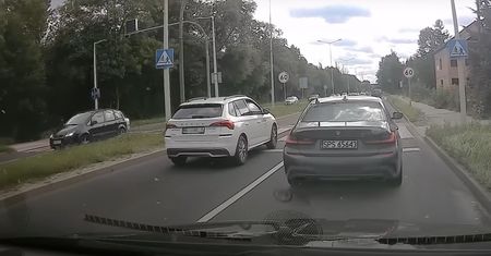 Radiowóz wymusza złamanie przepisu na kierowcy? A może było odwrotnie?
