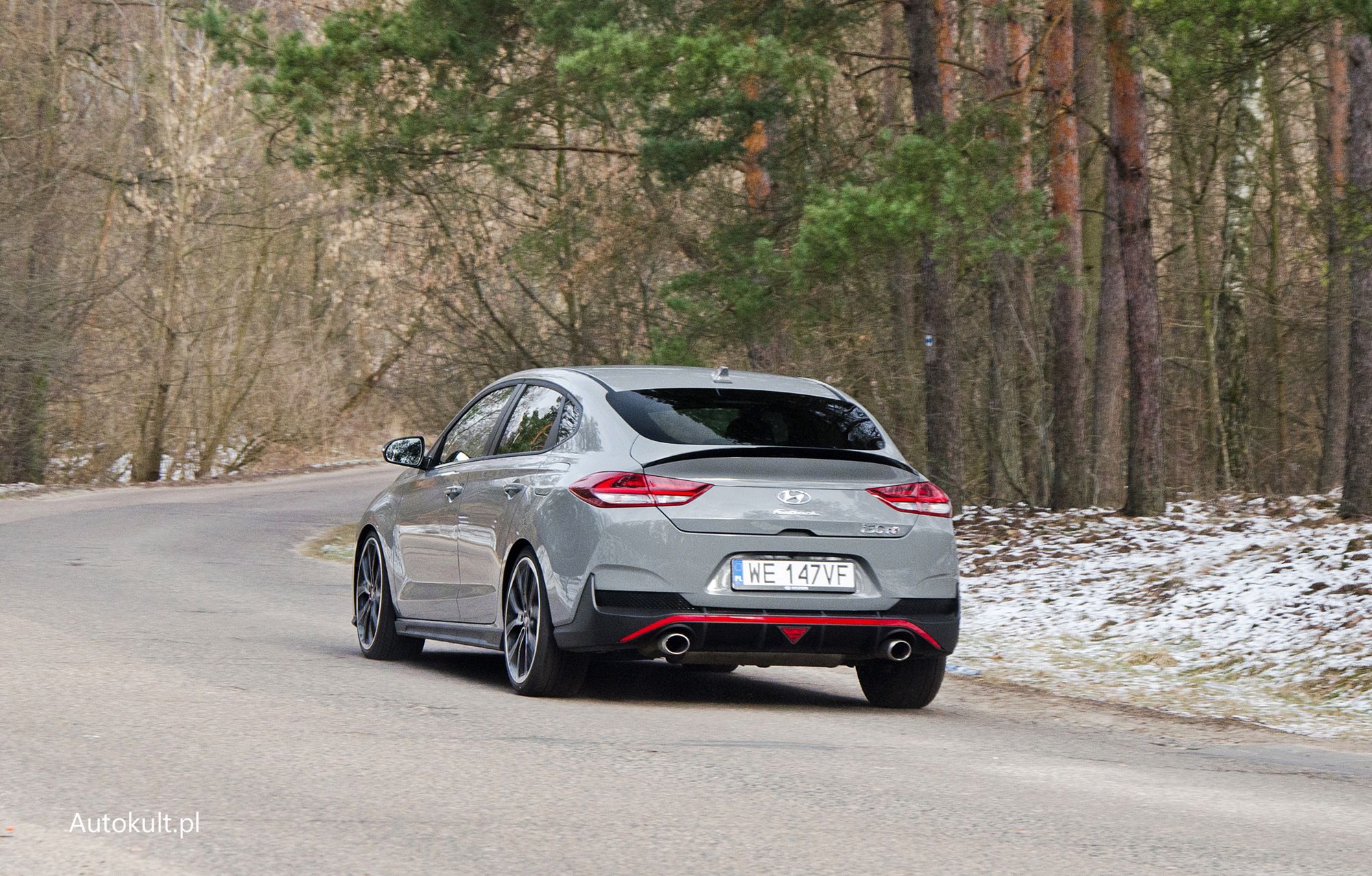 Hyundai i30 Fastback N wkręca się w zakręty mniej chętnie, ale nadal znakomicie jeździ i jest  czystej krwi hot hatchem.