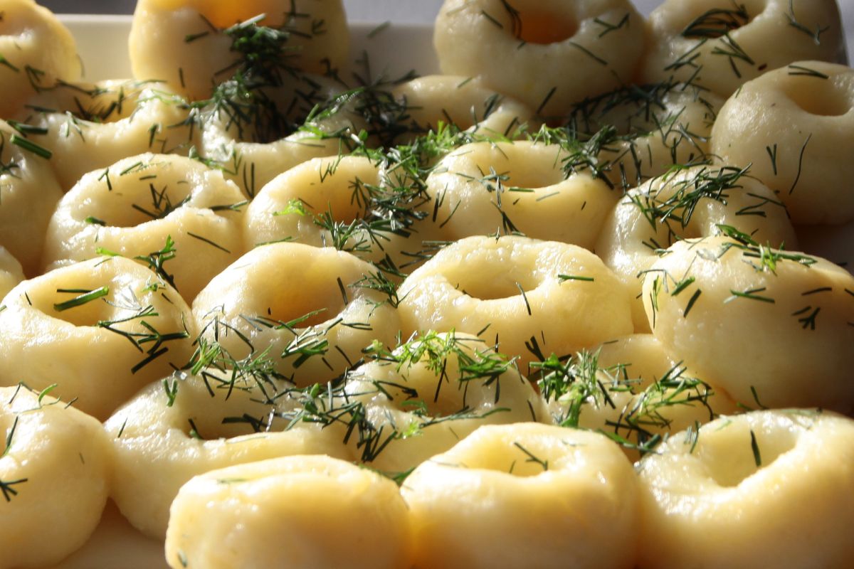 Dodaj do ciasta. Kluski śląskie będą delikatne i bardzo sprężyste, a nie kleiste
