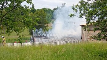 Czarny dym unosił się nad Rybnikiem. Strażacy gasili pożar