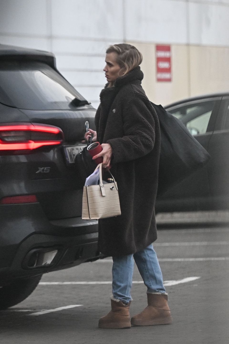 Agnieszka Kaczorowska stroi miny w kierunku Filipa Gurłacza