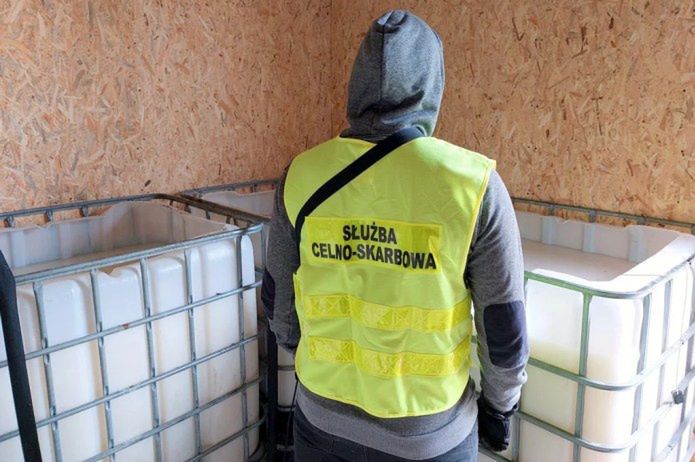 Gospodarstwo zamienione w bimbrownię. 300 litrów alkoholu w rękach KAS