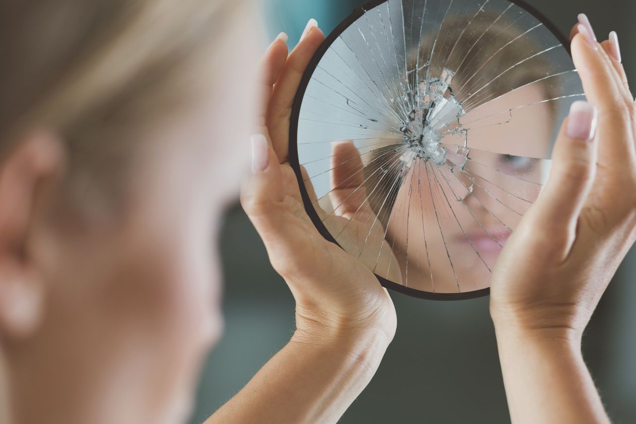 Wiele osób nadal wierzy, że rozbite lustro zapewni im siedem pechowych lat