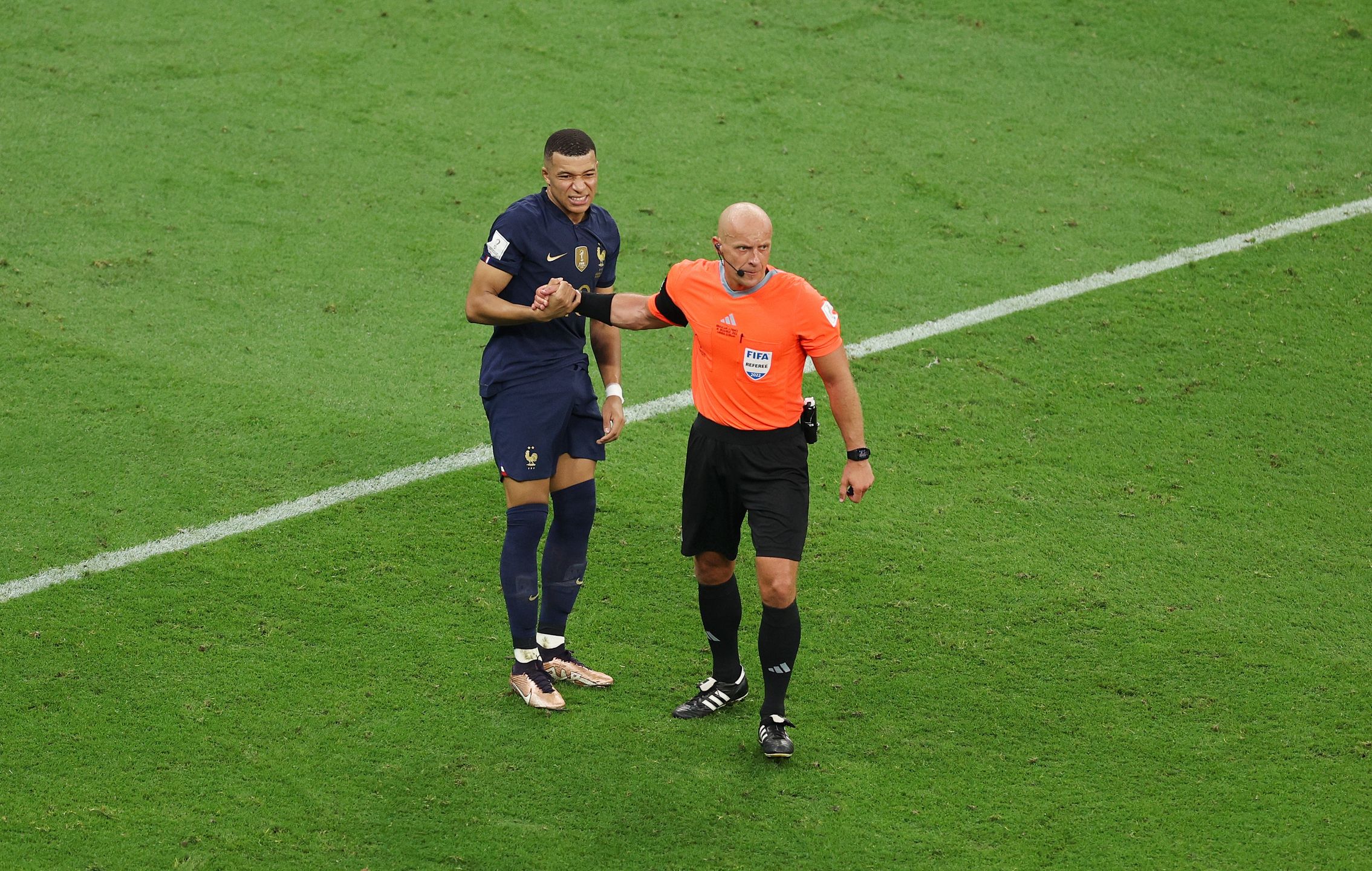 Szymon Marciniak i Kyliam Mbappe