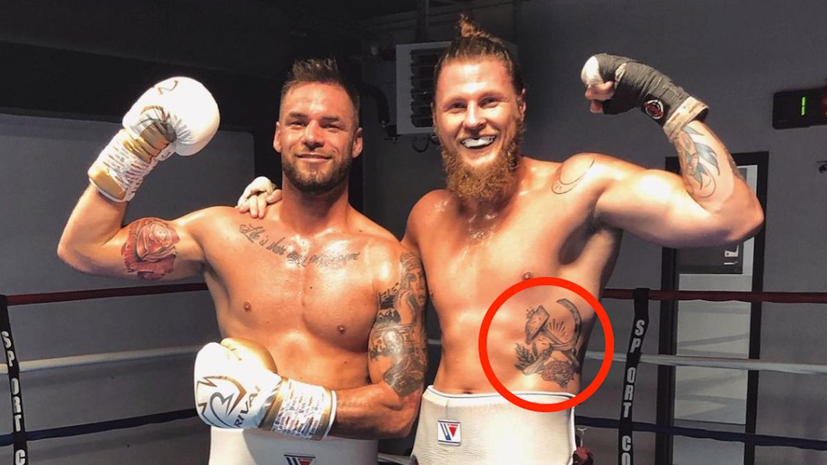 Dylan Bregeon (z prawej) wytatuował sobie sierp i młot