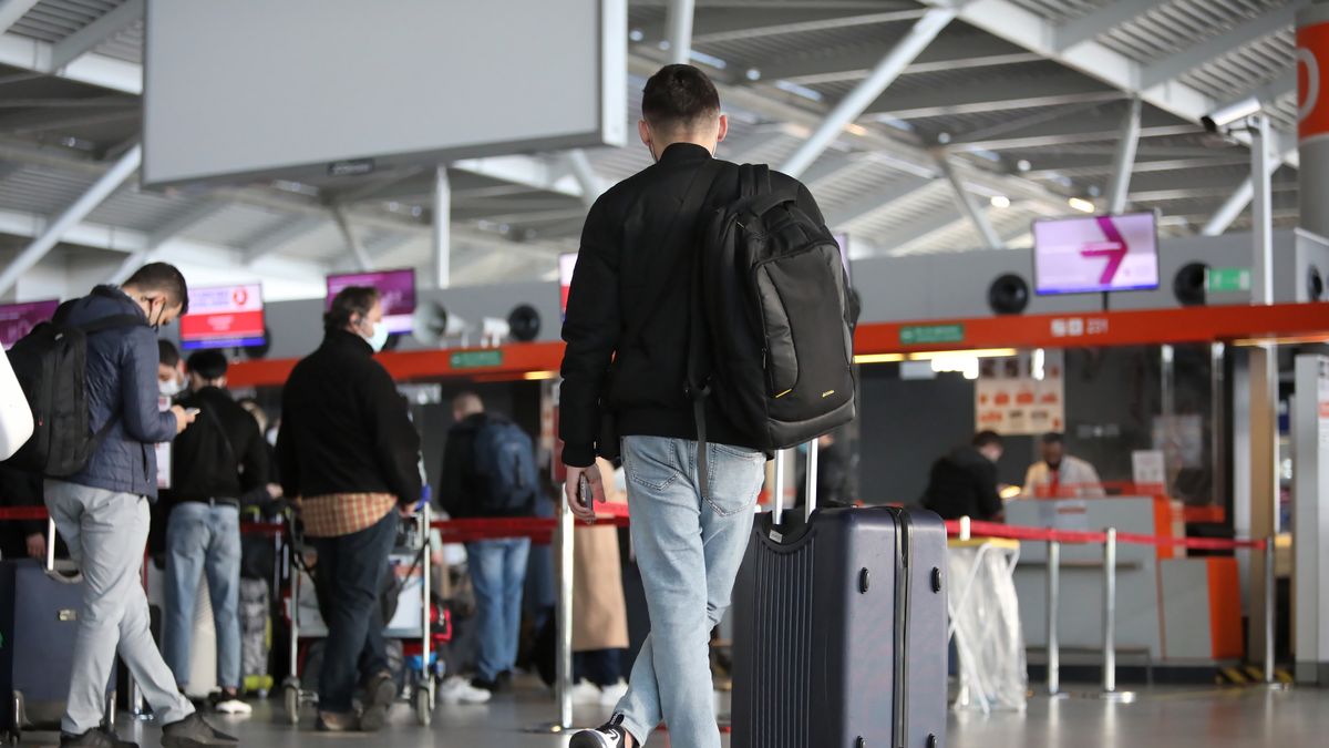 pasa�erowie
Warszawa, 02.04.2021. Pasa�erowie w kolejkach w hali odlot�w na Lotnisku Chopina w Warszawie, 2 bm. S� apele, �eby zosta� w domu, ale niekt�rzy Polacy postanowili polecie� za granic�. (aldg) PAP/Leszek Szyma�ski
Leszek Szyma�ski
covid-19, hala, kolejka, kolejki, koronawirus, lotnisko, odlot�w, pandemia, pasa�erowie, covid, epidemia, maseczka ochronna, stan epidemii