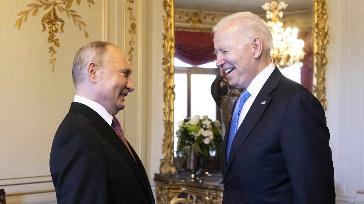 Władimir Putin postrzegany jest przez Amerykanów jako silniejszy przywódca niż Joe Biden. Na zdjęciu: obaj prezydenci na spotkaniu w czerwcu 2021 w Genewie