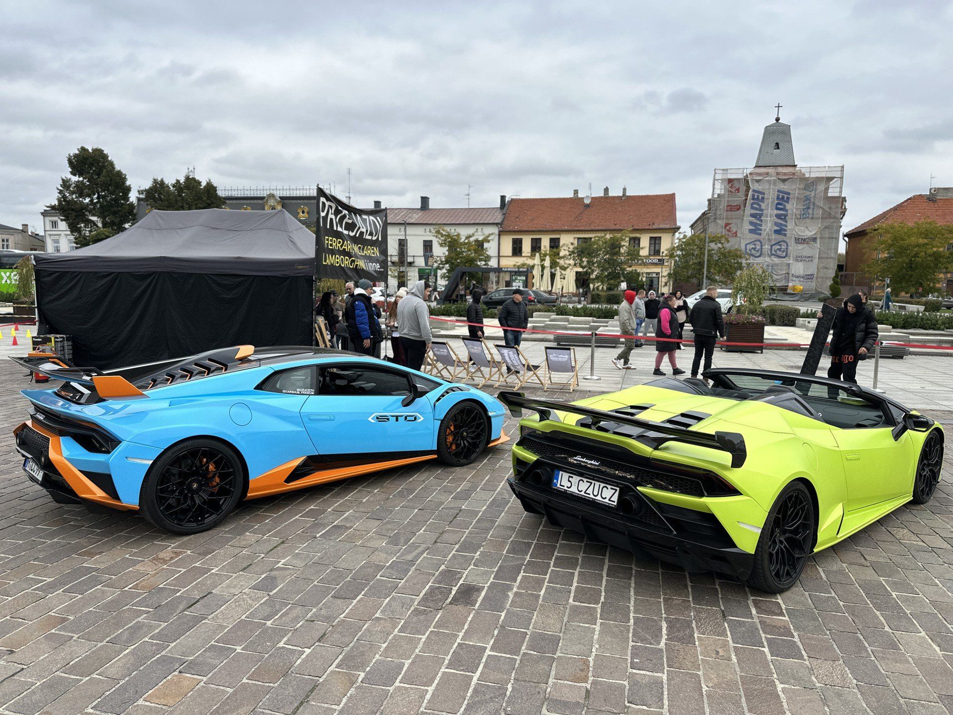 Lamborghini, Ferrari i McLaren w centrum Tomaszowa. Były przejażdżki i zbiórka na karetkę dla dzieci