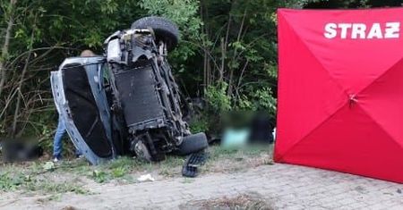 Autobus uderzył w osobówkę. Dwie osoby zginęły