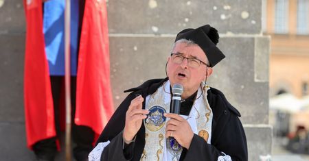 Ks. Natanek sprzedaje "cudowną wodę". Sanepid komentuje