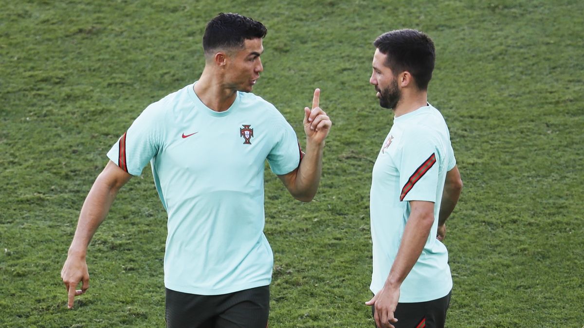 epa09303568 Cristiano Ronaldo (L) of Portugal attends a training session in Seville, Spain, 26 June 2021. Portugal will face Belgium in their UEFA EURO 2020 round of 16 soccer match on 27 June 2021.  EPA/Jose Manuel Vidal / POOL Dostawca: PAP/EPA.