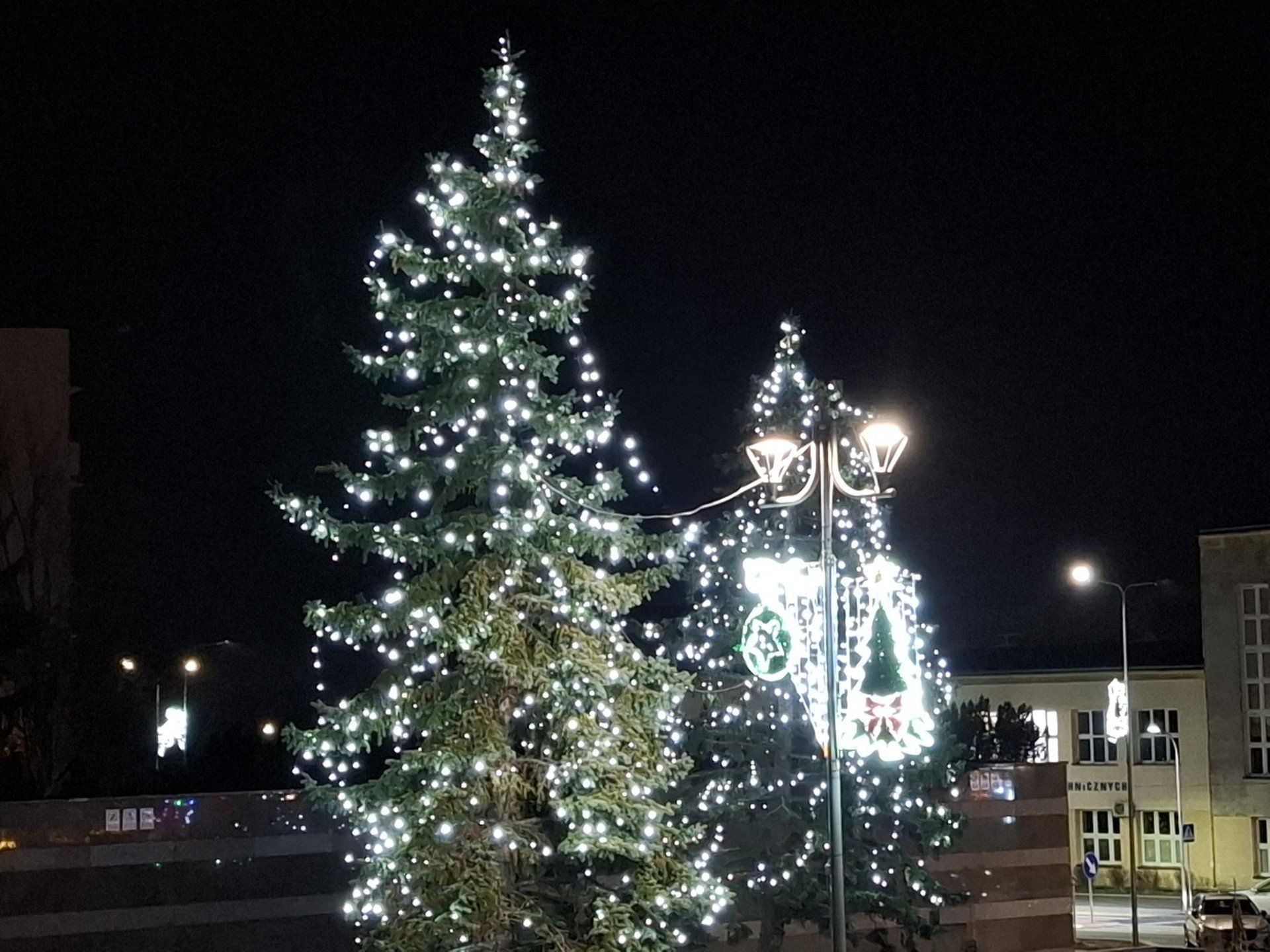 Te iluminacje również znajdziemy przed skarżyskim MCK-em.