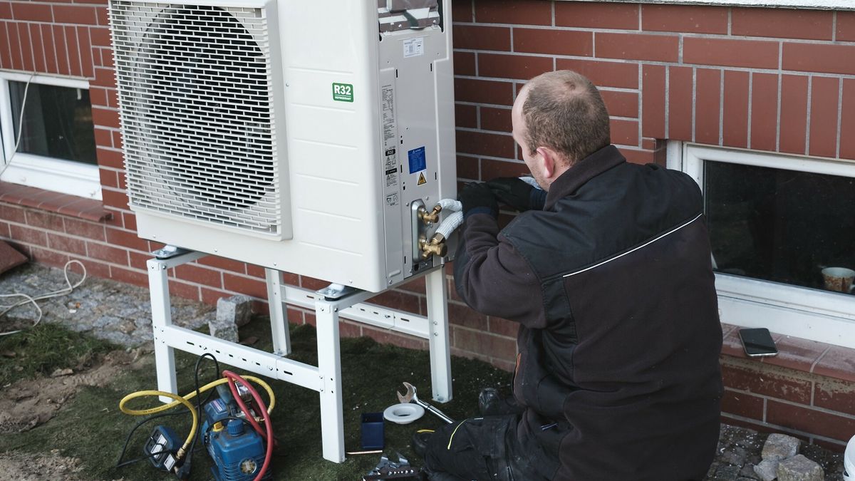 Pompa ciepła podczas instalacji. Program Moje Ciepło to nawet 21 tys. zł dla właścicieli domów