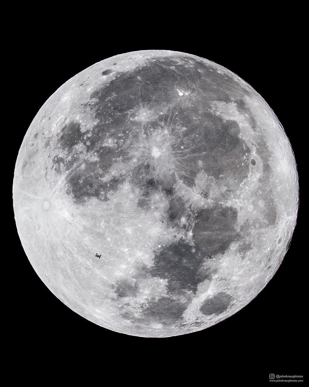Międzynarodowa Stacja Kosmiczna na tle Księżyca wygląda jak żywcem wyjęta z ”Gwiezdnych Wojen”