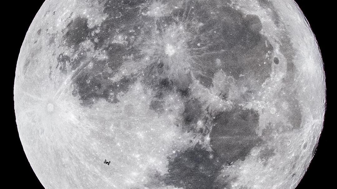 Międzynarodowa Stacja Kosmiczna na tle Księżyca wygląda jak żywcem wyjęta z ”Gwiezdnych Wojen” 1