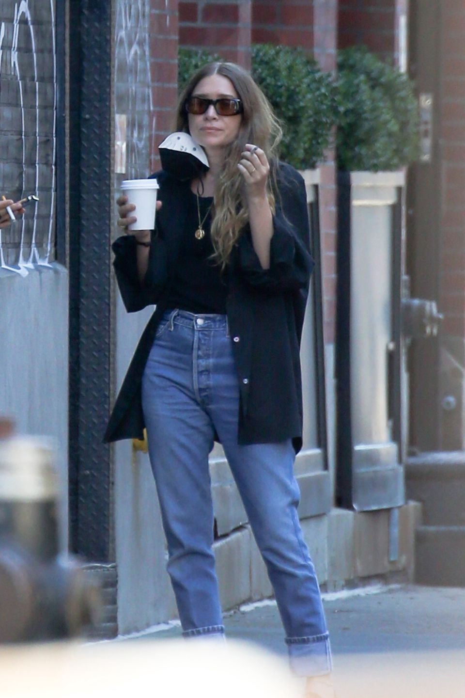Mary-Kate i Ashley Olsen raczą się papierosowym dymem w Nowym Jorku