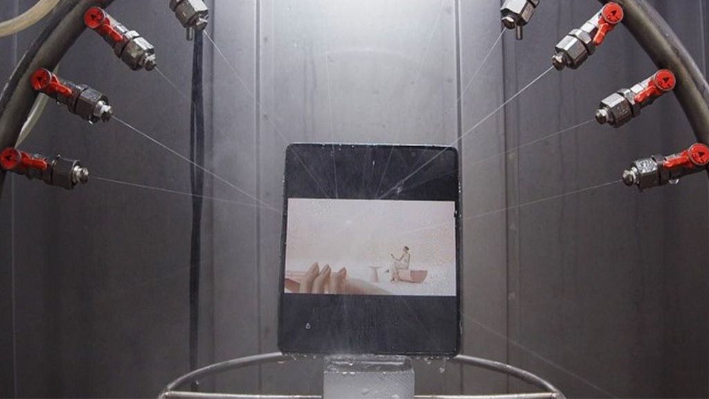 Tak testuje się składane smartfony