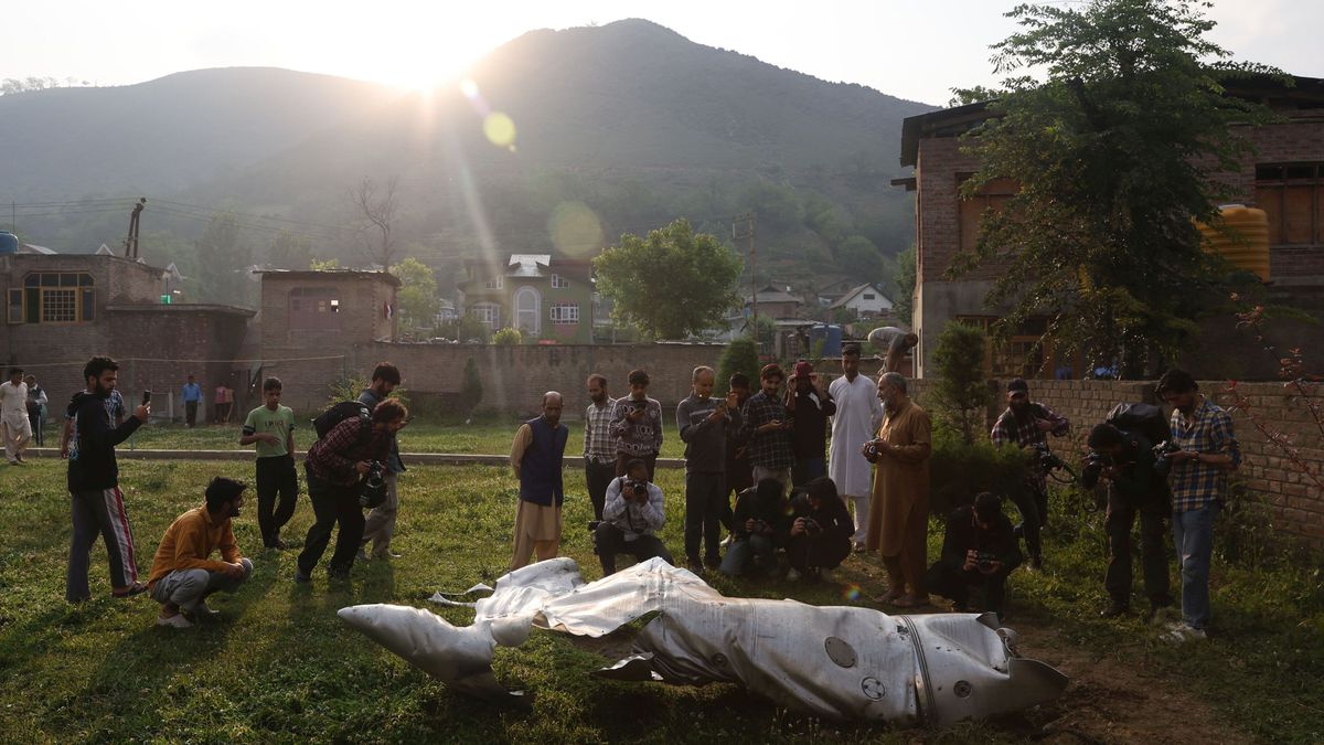 epaselect epa12079110 People stand near the damaged part of an unidentified aircraft at a Mosque compound in Pampore, in the outskirts of Srinagar, India, 07 May 2025. On 07 May, the Indian Armed Forces launched 'Operation Sindoor', hitting alleged terrorist infrastructure in Pakistan and Pakistan-occupied Jammu and Kashmir. EPA/FAROOQ KHAN Dostawca: PAP/EPA.