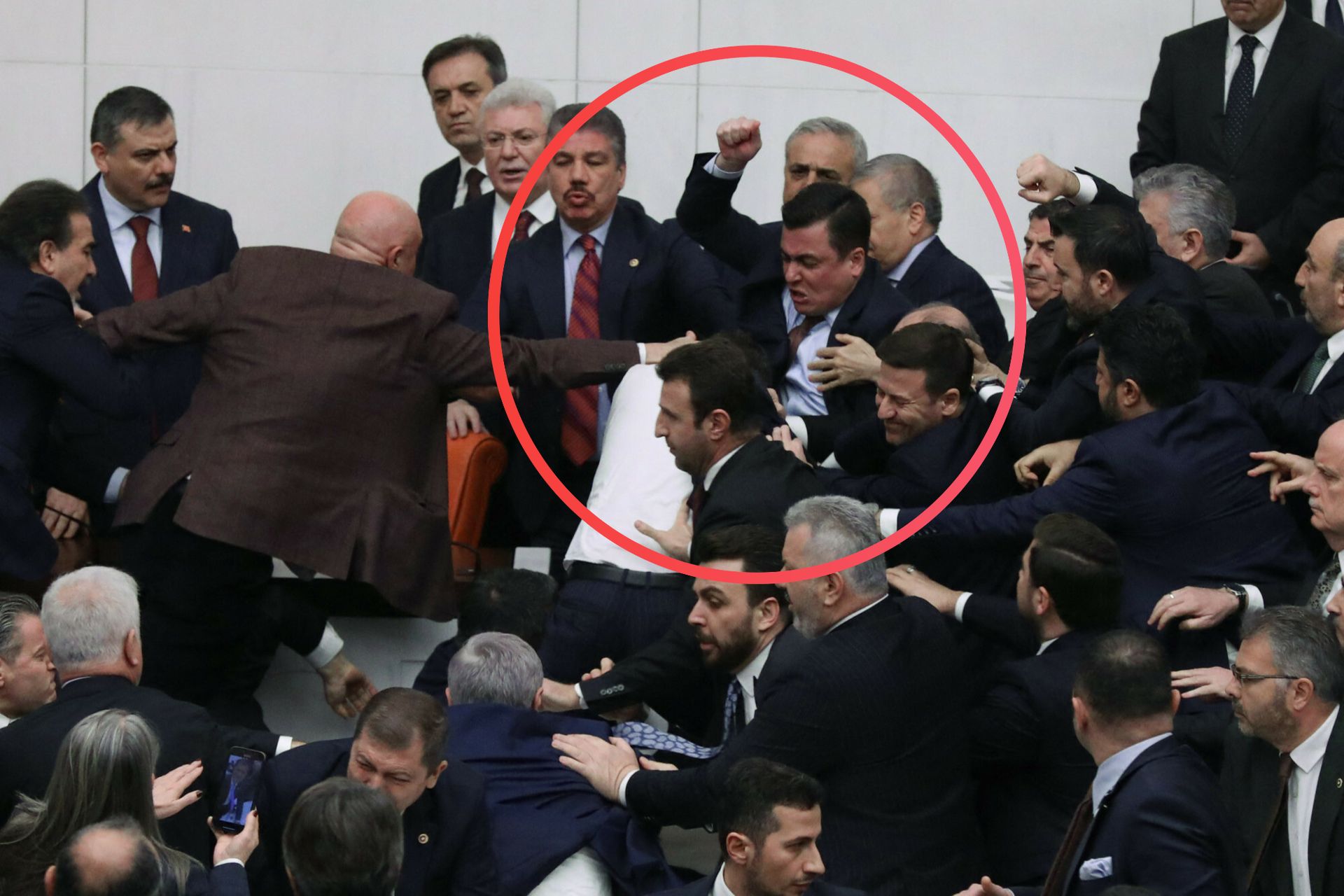 Bijatyka w tureckim parlamencie przy zaprzysiężeniu ministra