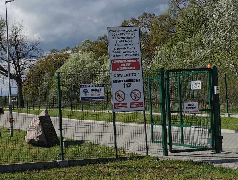 Geotermia jest ogrodzona, a przed wejściem na jej teren ostrzegają dwie tablice