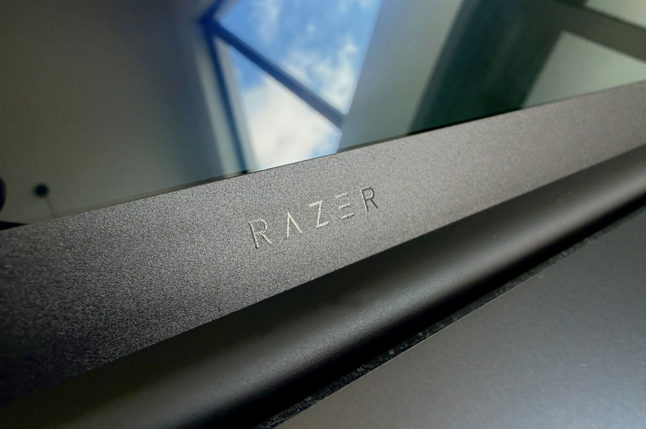Razer Blade 16 (2026) - logo pod ekranem