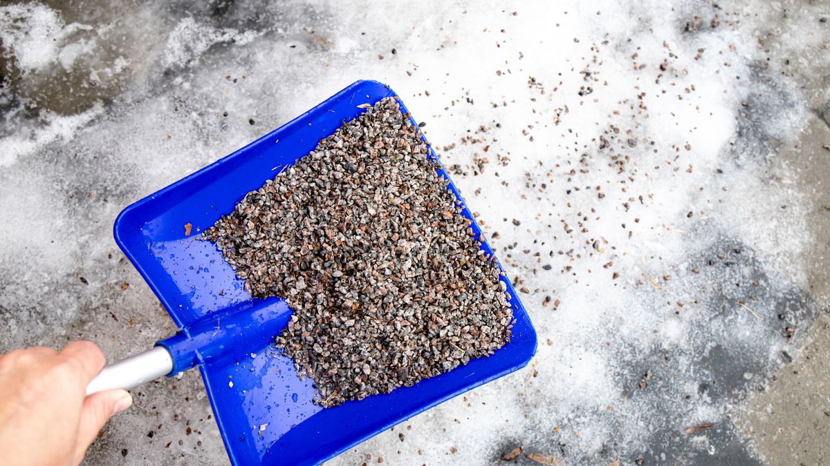 Co rozsypać na śliskim chodniku zamiast soli? 