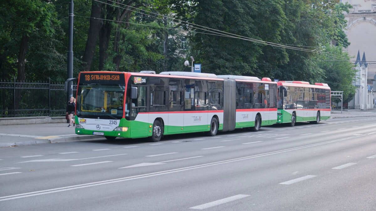 Autobusy oczekujące na przystanku Ogród Saski