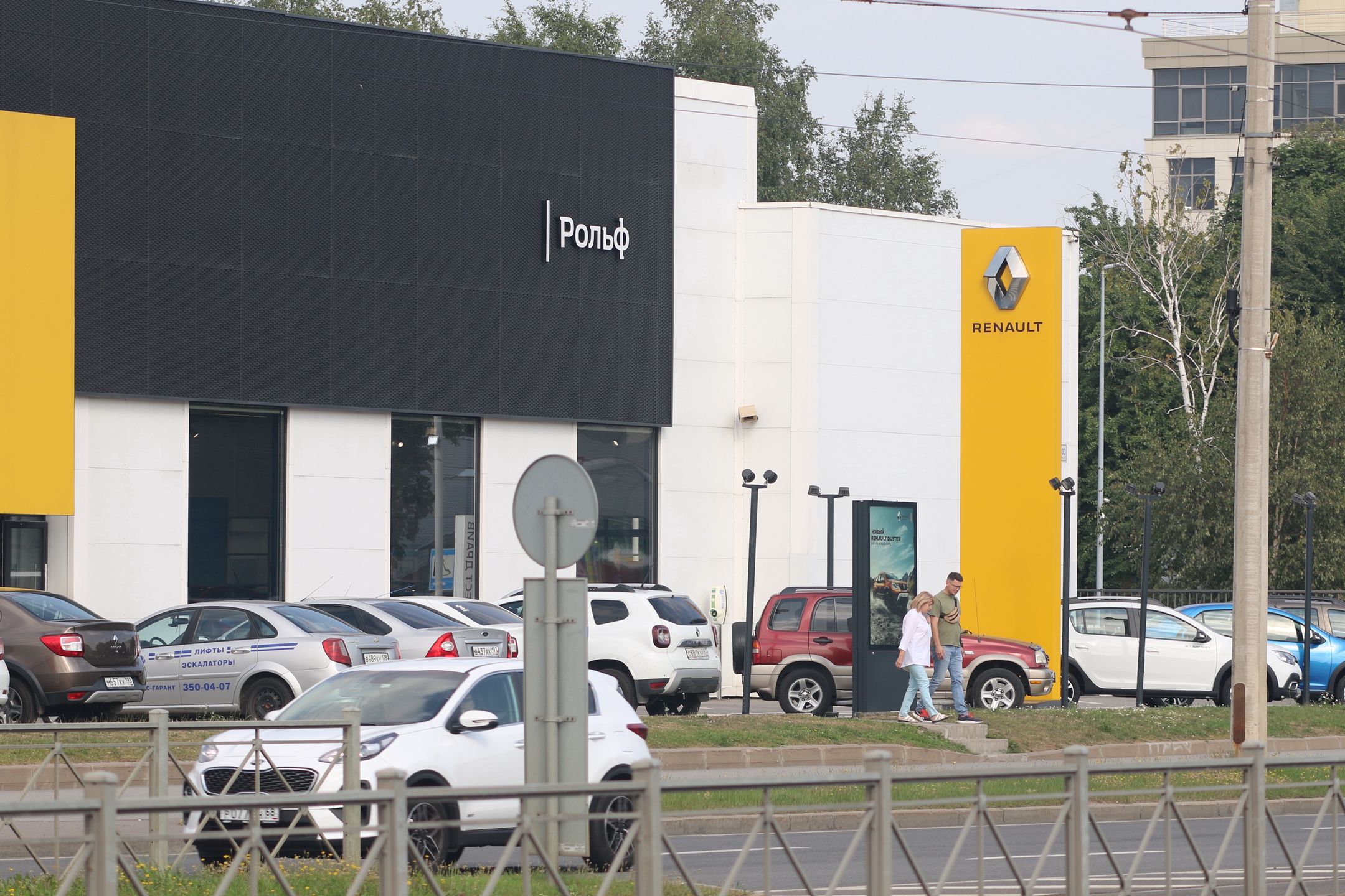 ST  PETERSBURG, RUSSIA - 2022/08/21: French multinational automobile manufacturer, Groupe Renault Flagship Store seen in St. Petersburg. Official car dealers continue their work despite the suspension of some factories in Russia and with problems in the supply of car parts. Some companies have problems with the supply of spare parts for car maintenance under warranty after sanctions from the West. (Photo by Maksim Konstantinov/SOPA Images/LightRocket via Getty Images)