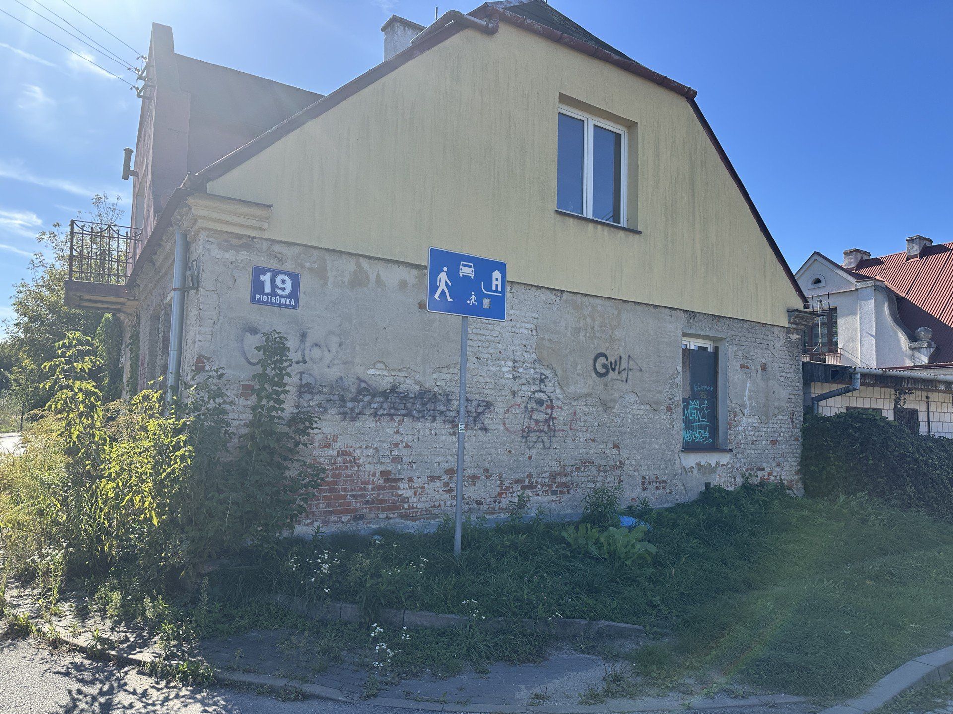 Okna też zostały zabite