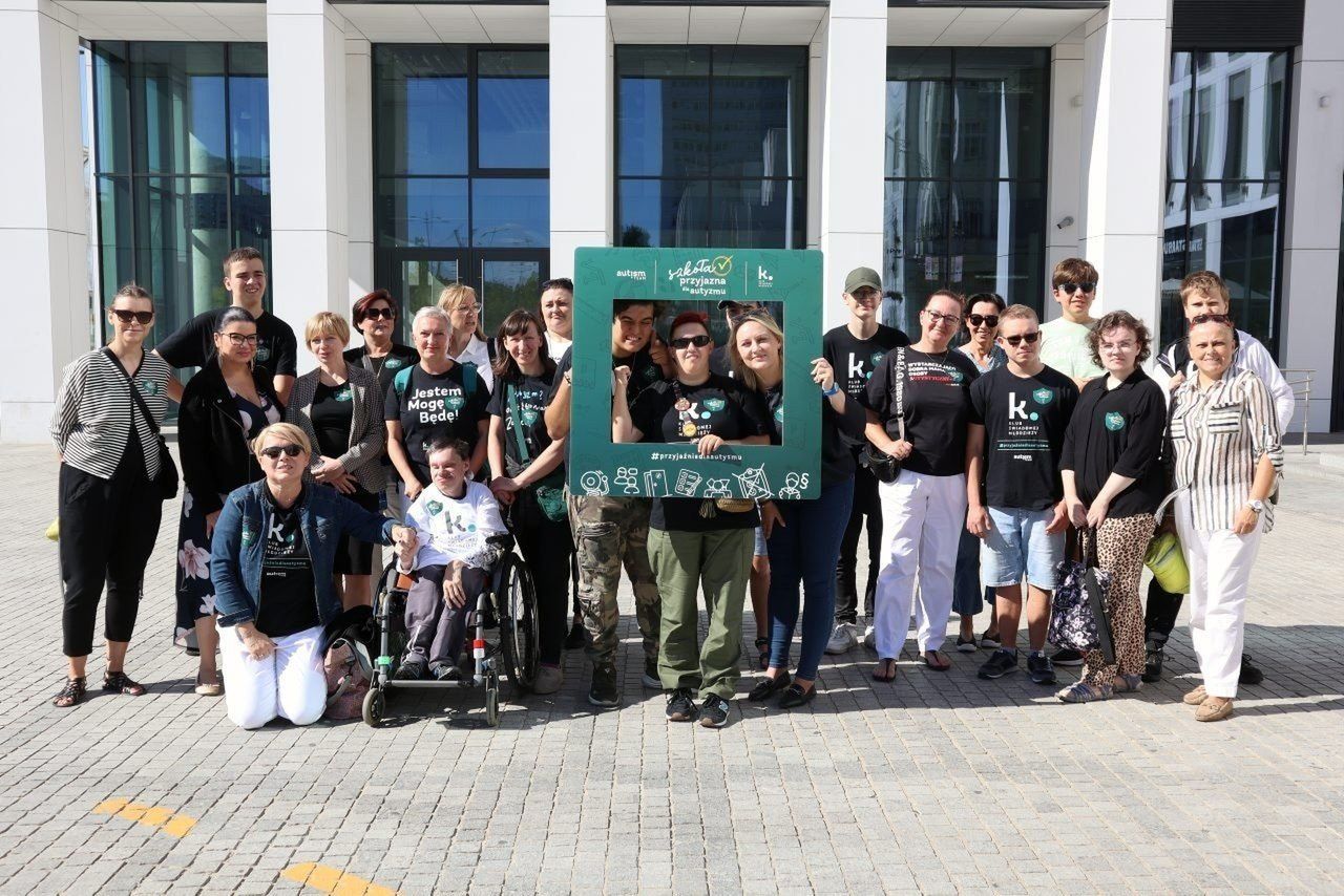 Kampania społeczna pod hasłem &#34;Szkoła przyjazna dla autyzmu&#34; po raz pierwszy ruszyła w Łodzi w 2023 roku.  Mówili o niej samorzecznicy i samorzeczniczki w spektrum autyzmu, którzy spotkali się na ulicy Piotrkowskiej przy al. Mickiewicza. Dziś kampania zatacza coraz szersze kręgi i otwiera się na neuroróżnorodność. 