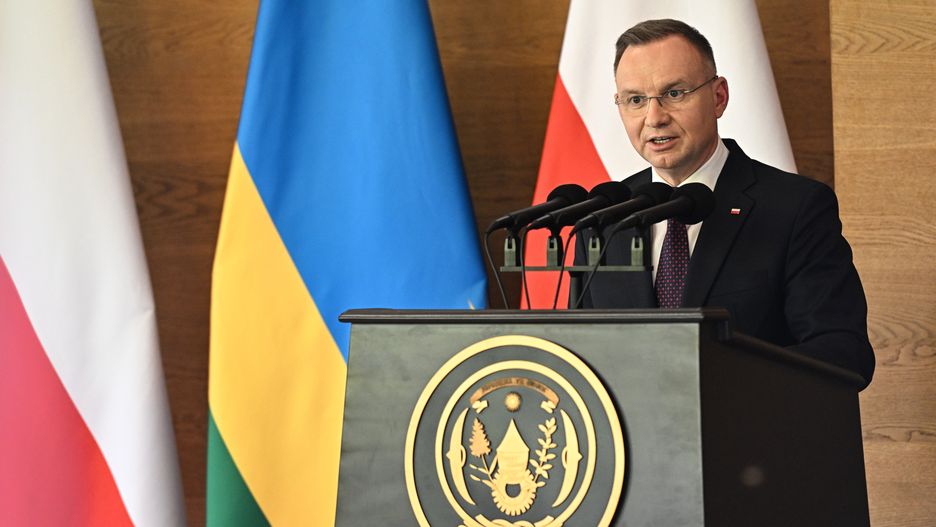 Kigali, Rwanda, 07.02.2024. Wizyta prezydenta RP w Rwandzie. Prezydent RP Andrzej Duda podczas konferencji prasowej, po spotkaniu w Kancelarii Prezydenta Republiki Rwandy w Kigali, 7 bm. Prezydent RP Andrzej Duda z pierwszą damą Agatą Kornhauser-Dudą są z wizytą w Afryce Wschodniej. Celami wizyty są promocja polskiego biznesu i współpraca w zakresie bezpieczeństwa. (mr) PAP/Radek Pietruszka