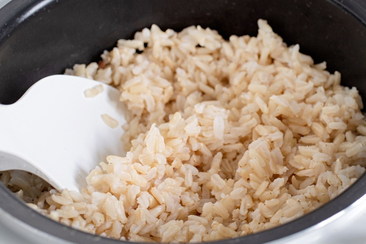 Brązowy ryż jest twardy po ugotowaniu? Z pewnością pominąłeś ważny krok