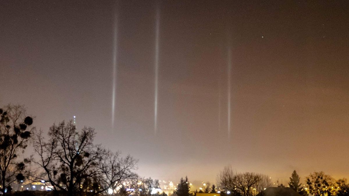 Zdjęcie dnia. Słupy świetlne w Białymstoku. Zawdzięczamy je niskiej temperaturze 1