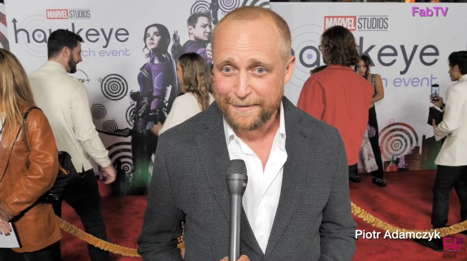 Piotr Adamczyk udziela wywiadu na premierze "Hawkeye"