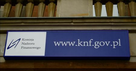 KNF przestrzega przed tymi firmami. Trafiły na czarną listę