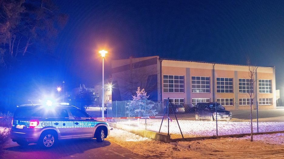 Kadzidło, 29.11.2023. Służby podczas pracy w miejscu ataku nożownika w Zespole Szkół Powiatowych w Kadzidle, 29 bm. 18-latek wtargnął na lekcję i zaatakował koleżankę i kolegę. Młoda kobieta została ranna w brzuch, a chłopak w szyję. Dodatkowo, już poza szkołą, nastolatek zranił trzecią osobę. 18-latek został złapany. (ad) PAP/Marcin Onufryjuk