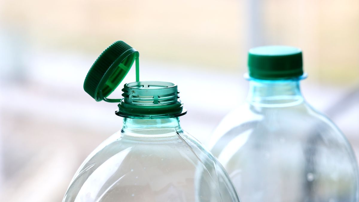 Nakrętki zgodnie z regulacjami unijnymi muszą być przytwierdzone do butelek