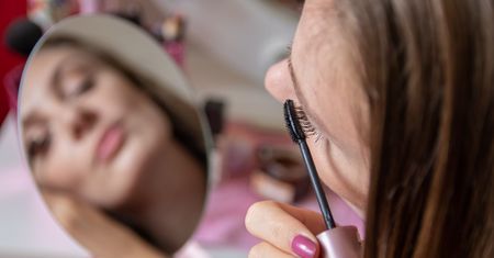 Chcesz korzystnie wyglądać w dowodzie? "Passport makeup" ci to zapewni