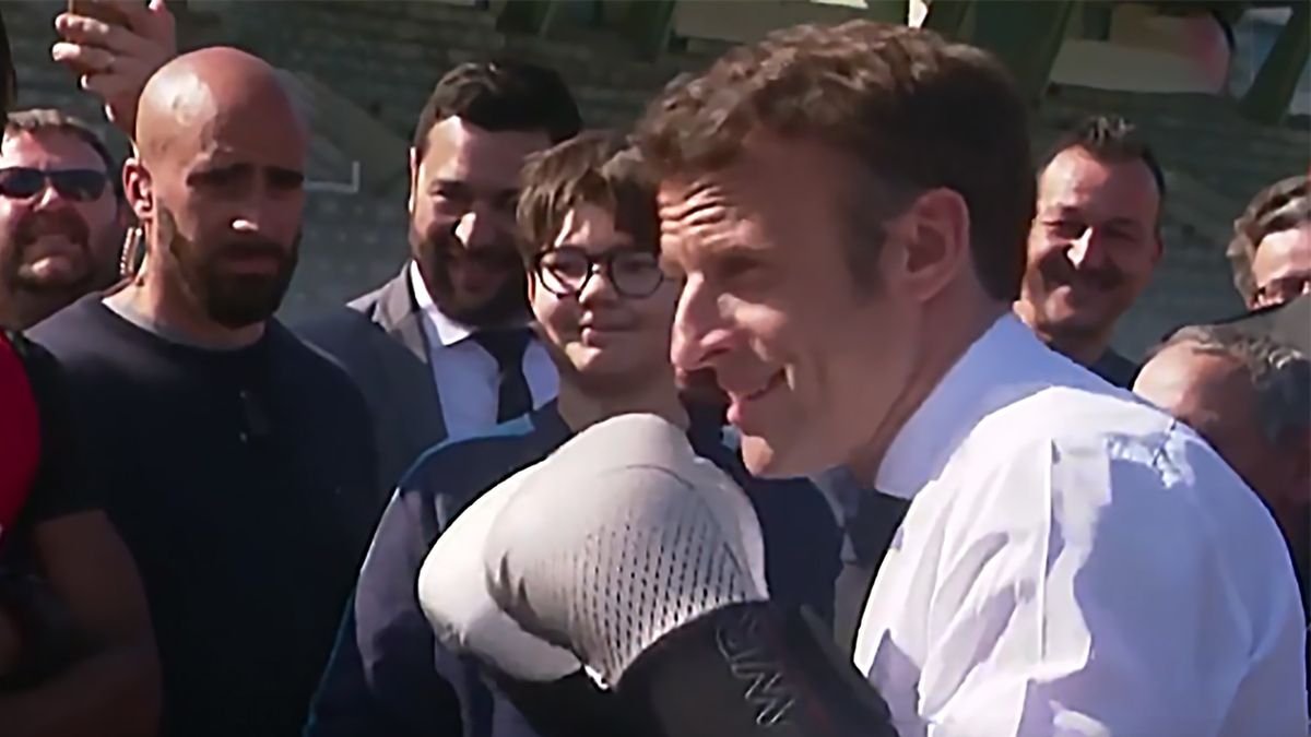 Prezydent Francji Emmanuel Macron stanął w czwartek do walki bokserskiej 