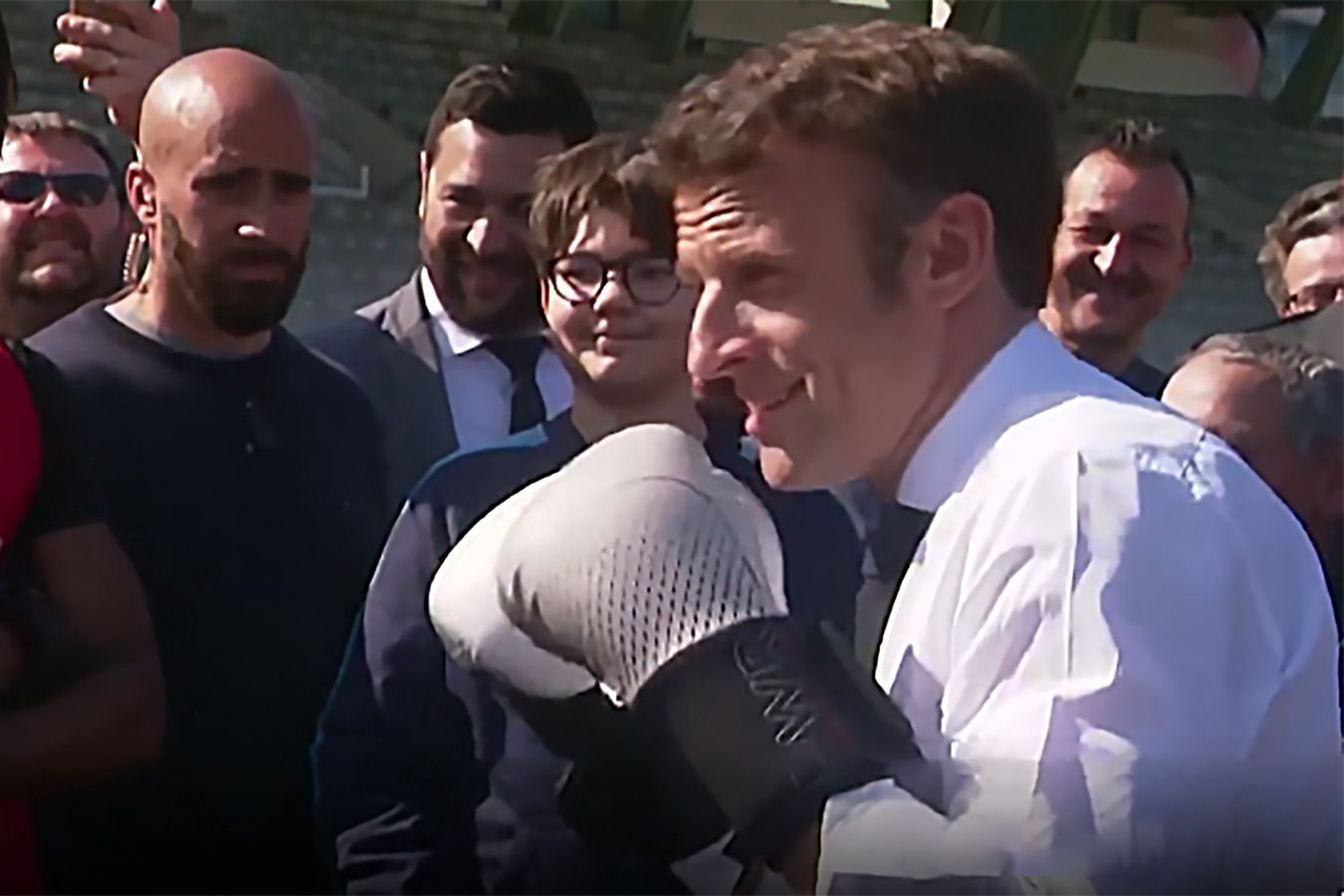 Macron podjął rękawicę. Zadał przeciwnikowi cios poniżej pasa