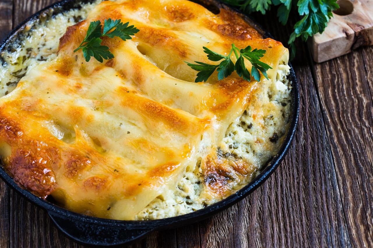Włoskie cannelloni ze szpinakiem zapiekane żółtym serem
