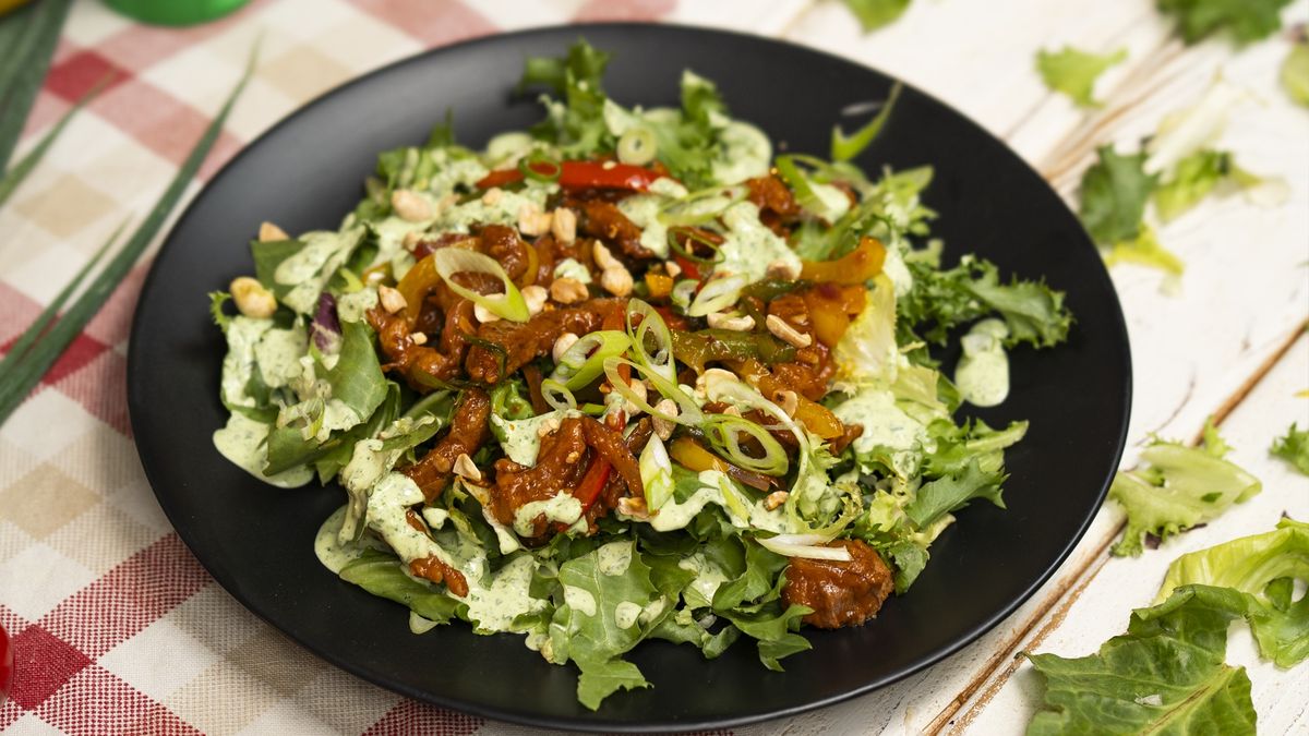 Stir fry z kolorową sałatką nie ma sobie równych