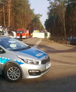 Korzeniste. Zderzenie busa z osobówką na DK 43